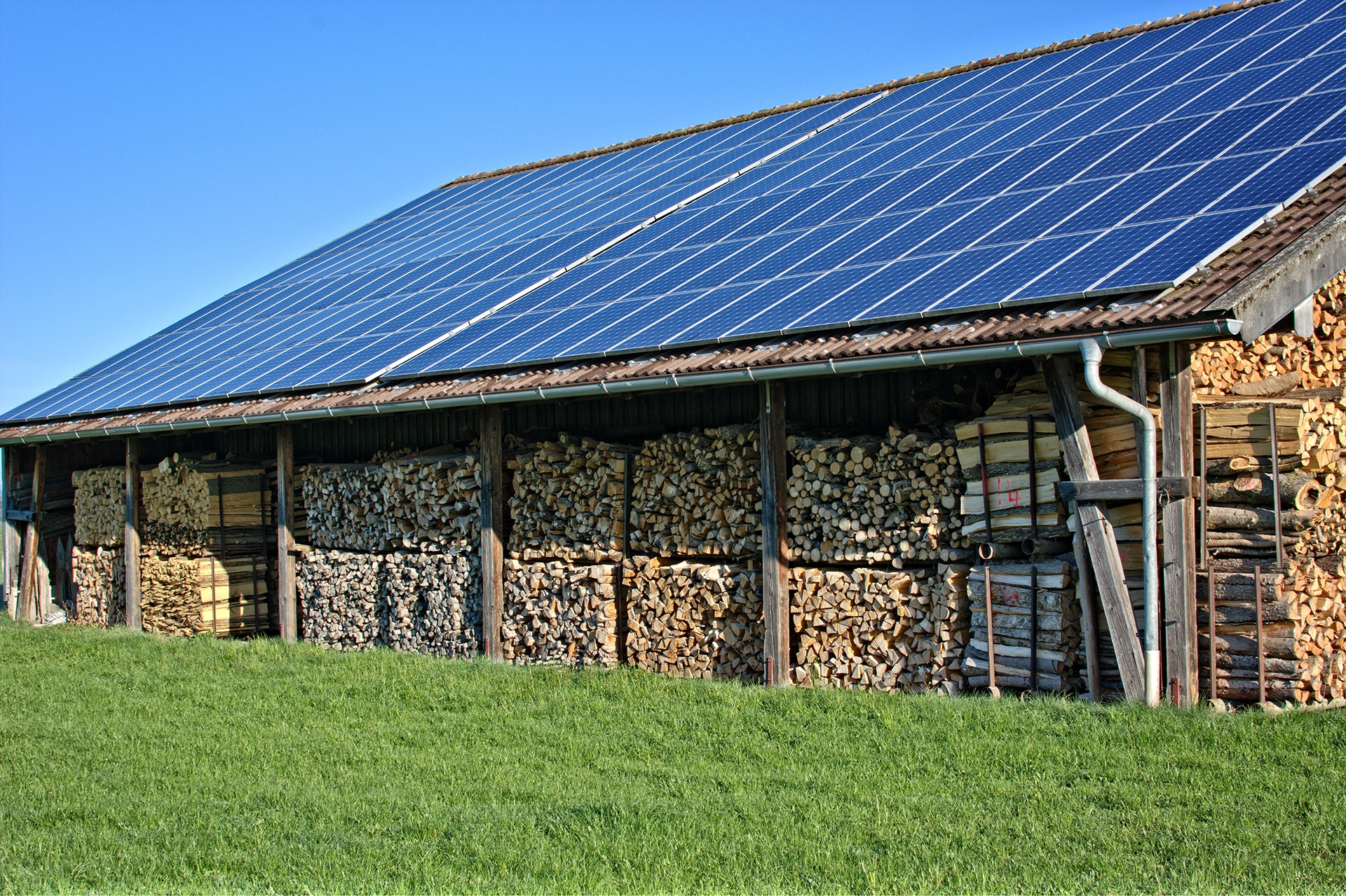 Abri de bois avec panneau solaire