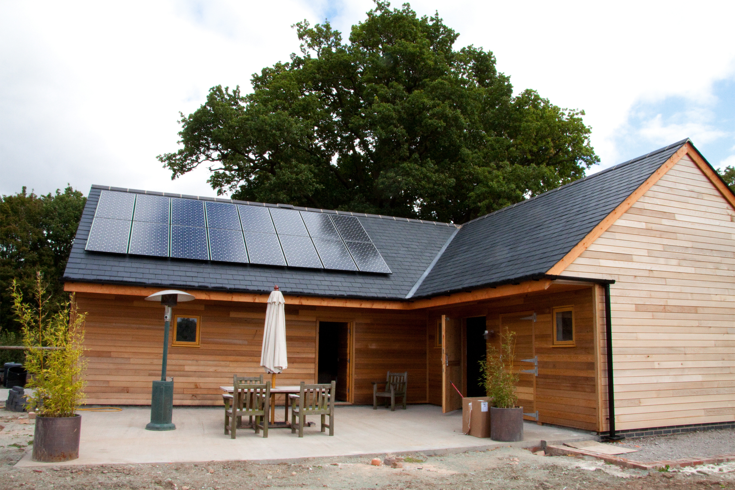 Maison en bois avec panneau solaire