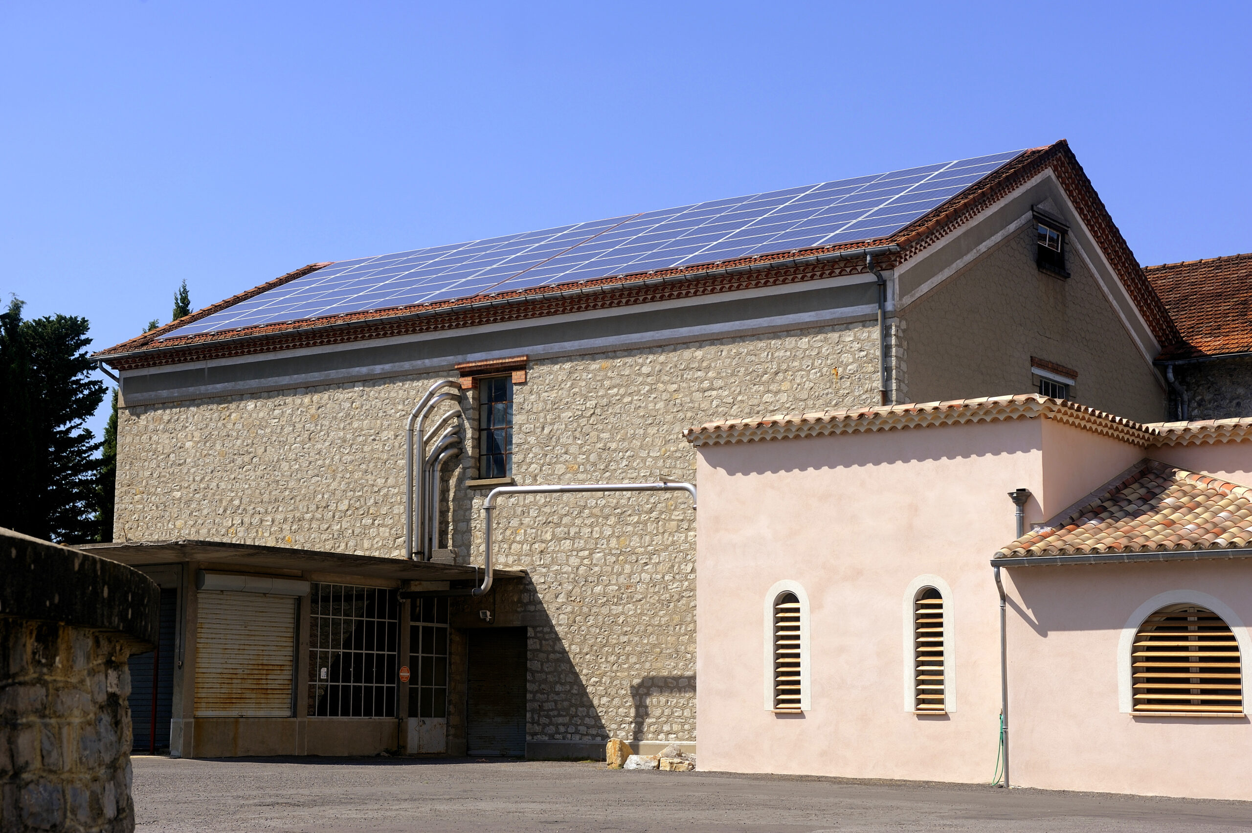 Maison en pierre panneau solaire