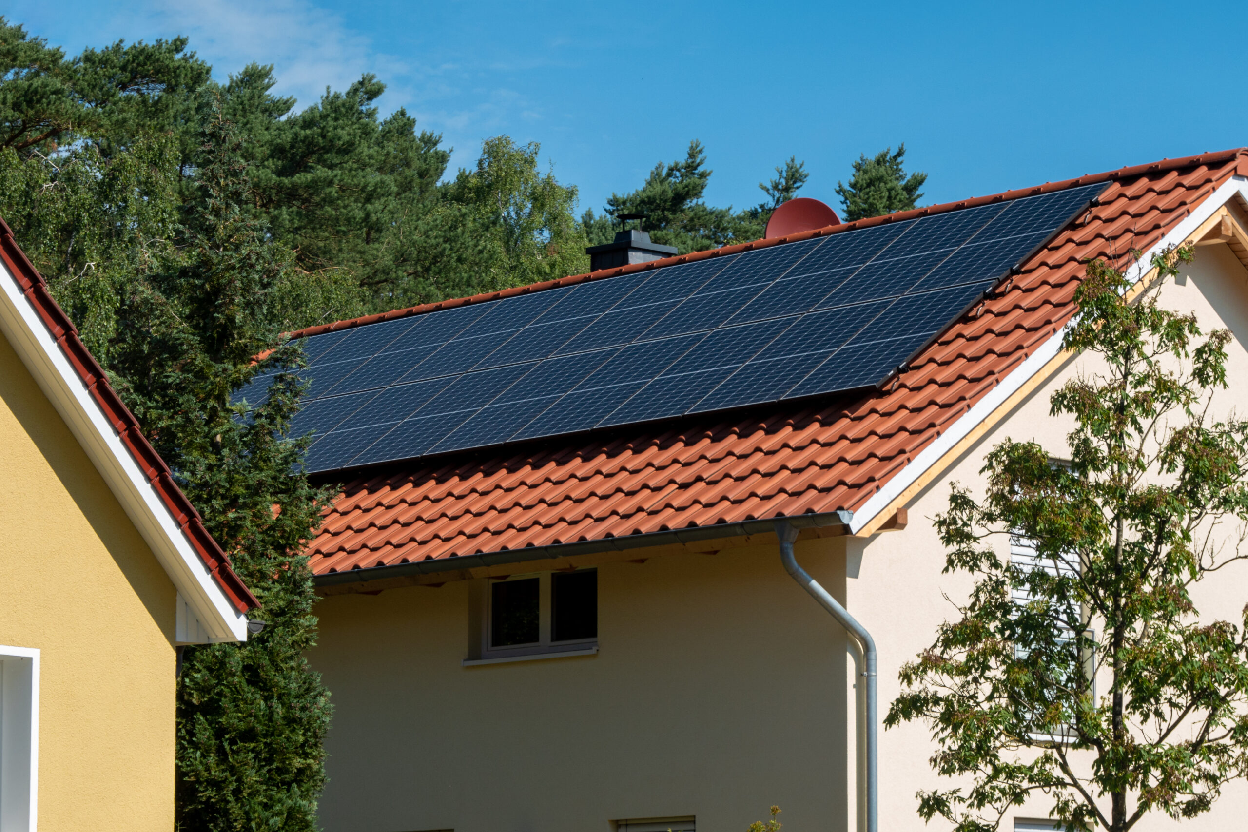 Maison toit avec panneau solaire