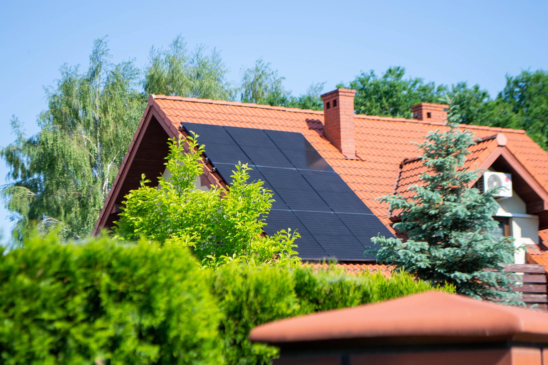 Maison de lotissement avec panneau solaire