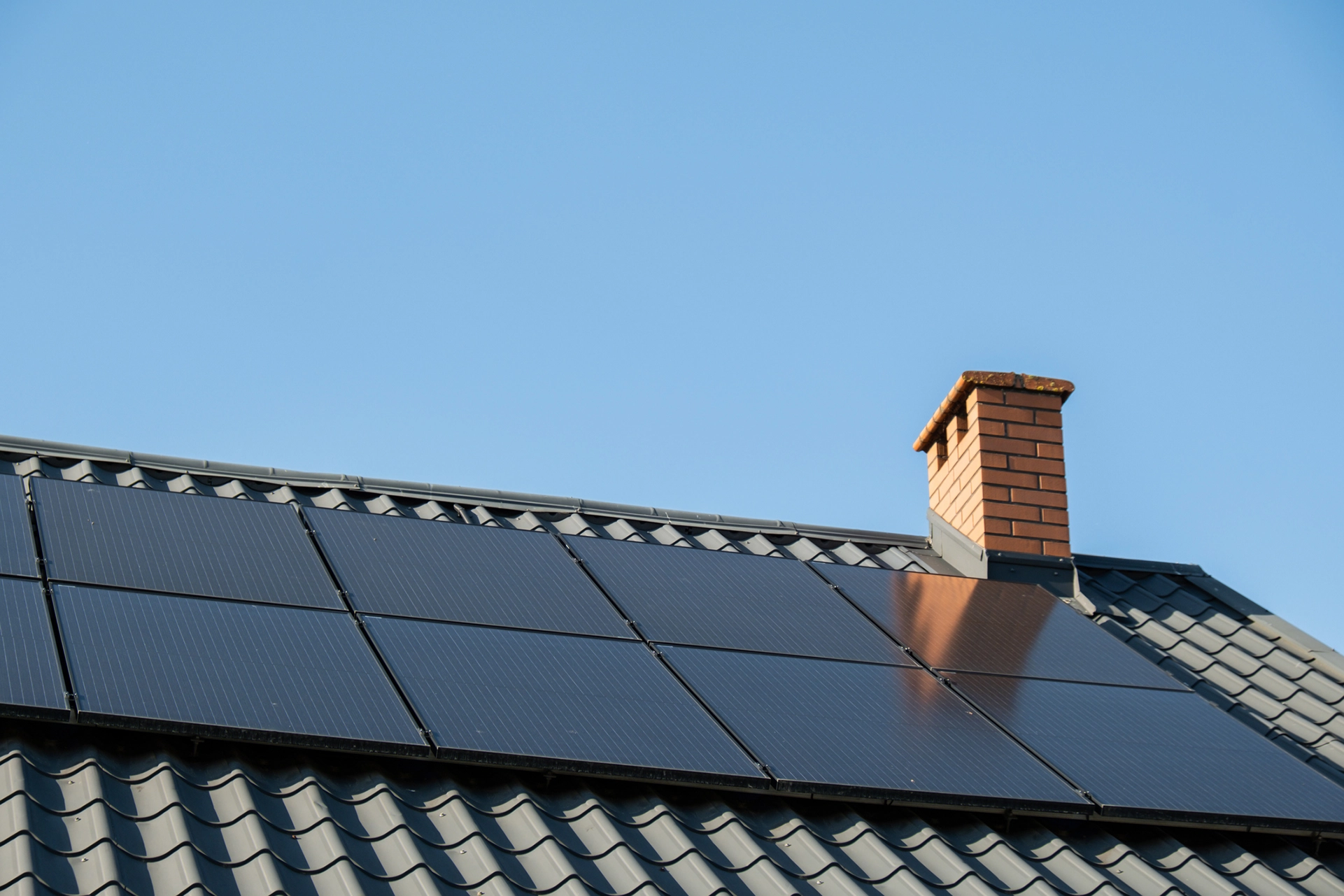 Panneaux solaire sur toit avec cheminée