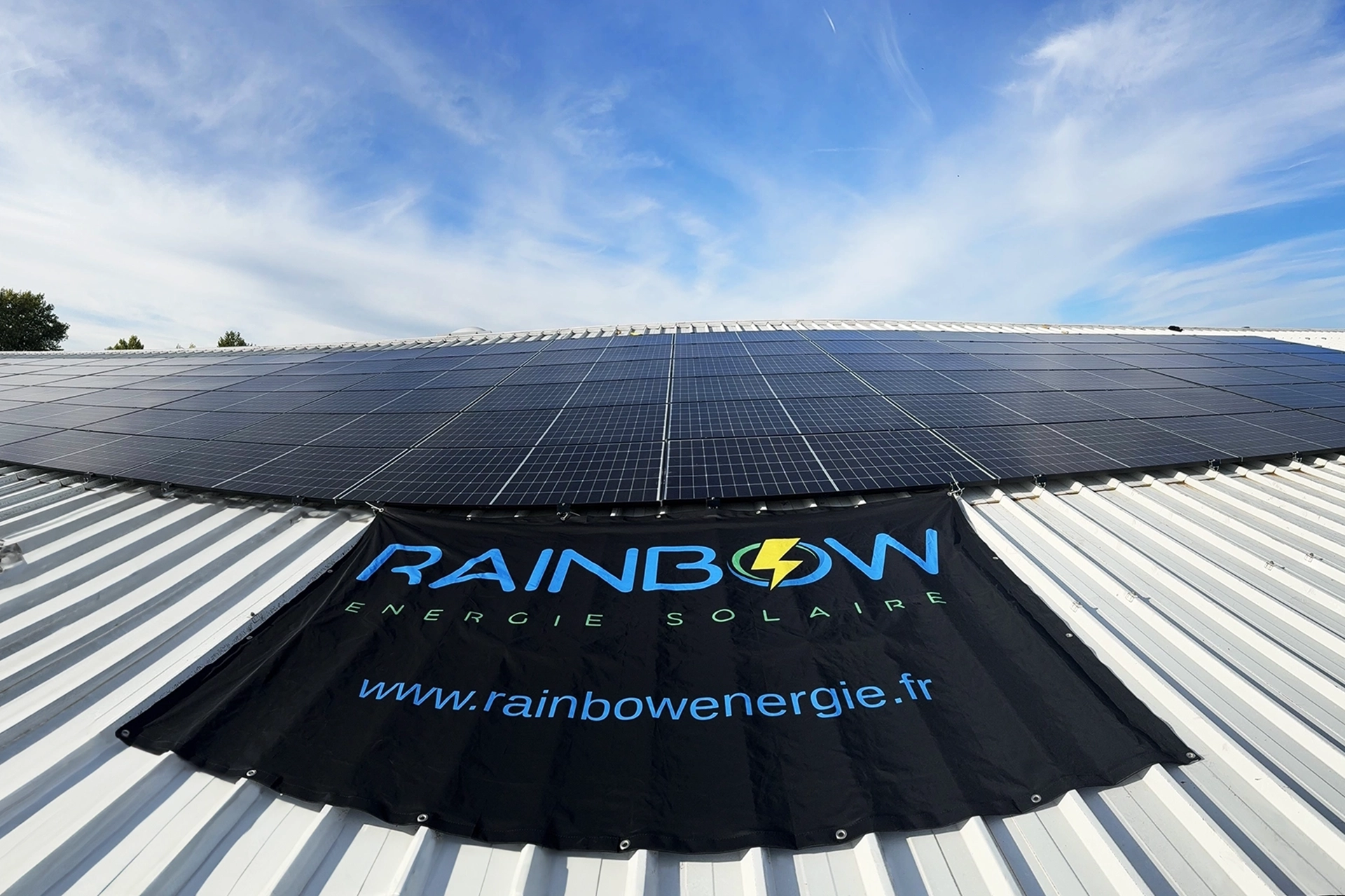Drapeau rainbow energie solaire sur réalisation