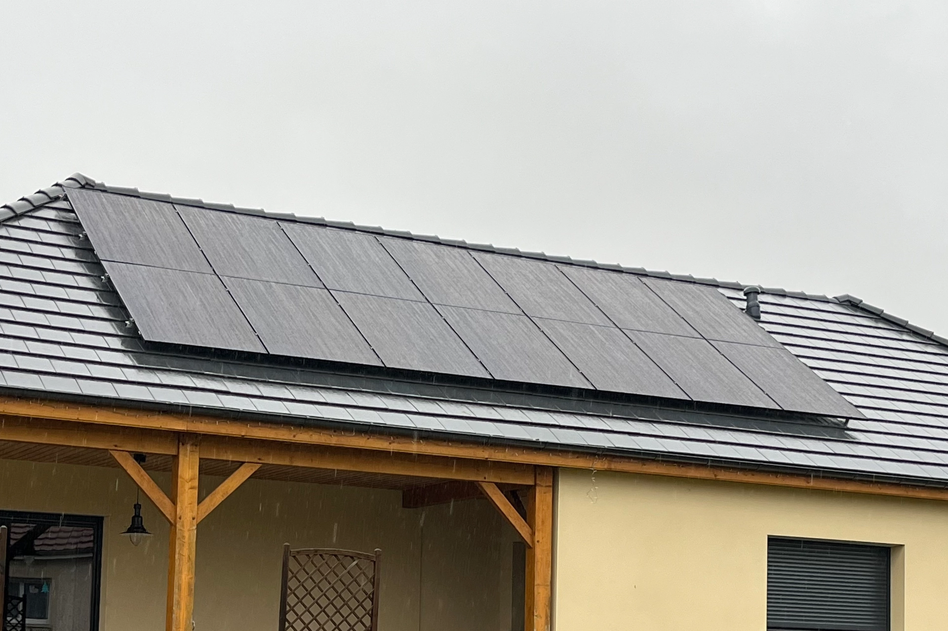 Panneau solaire maison avec poteau en bois