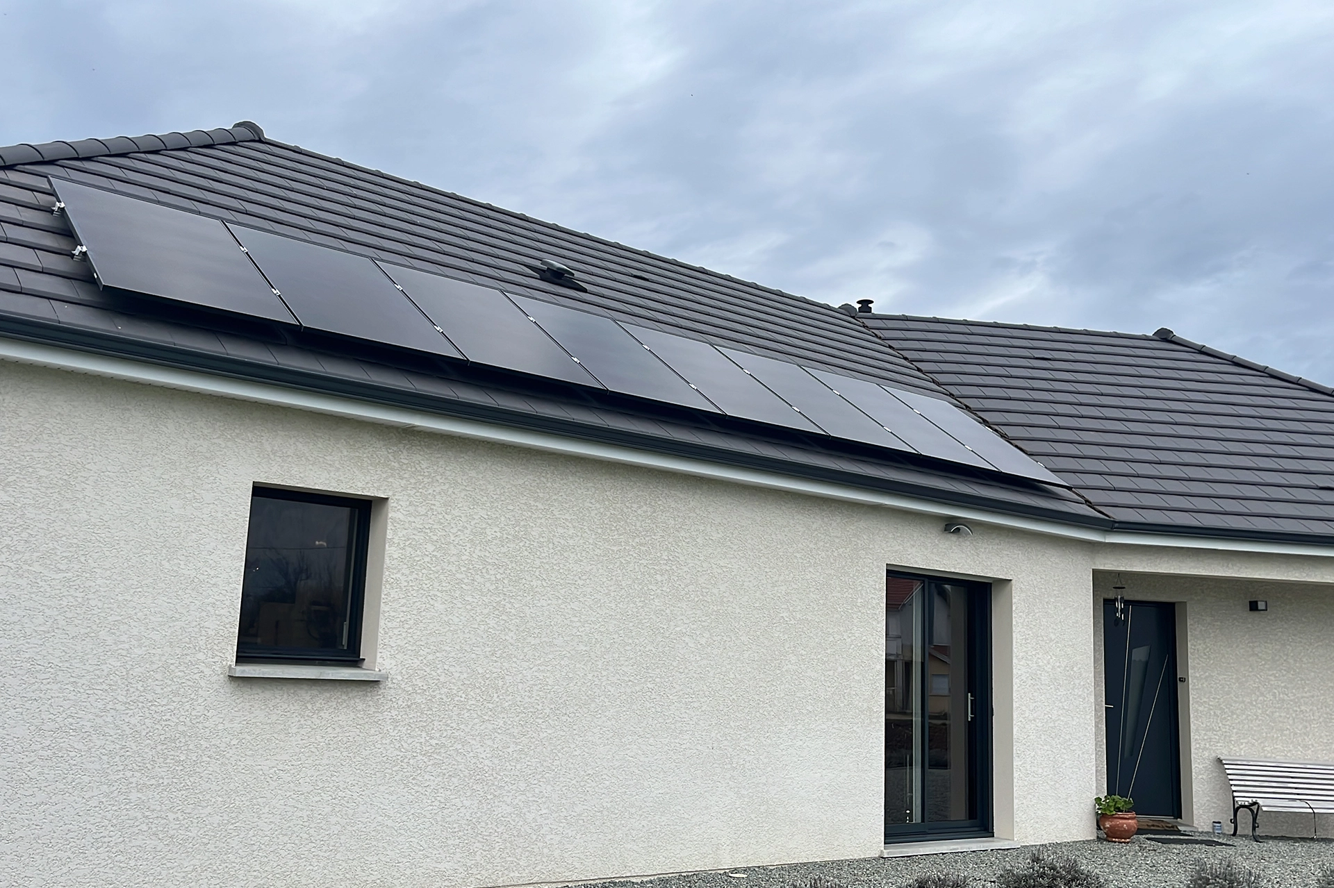 Panneaux solaire sur toit de maison noir