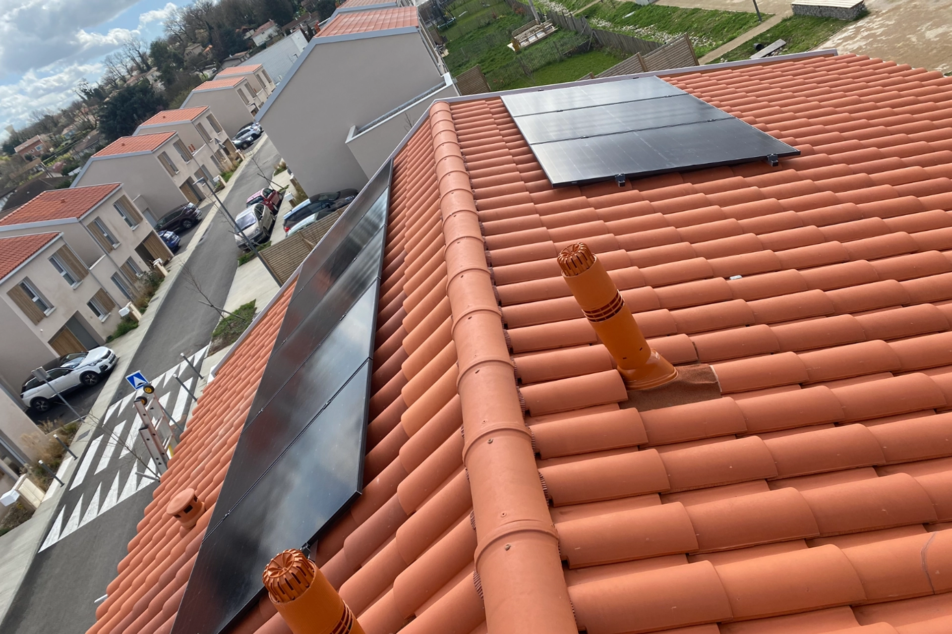 8 panneaux solaires sur toit maison