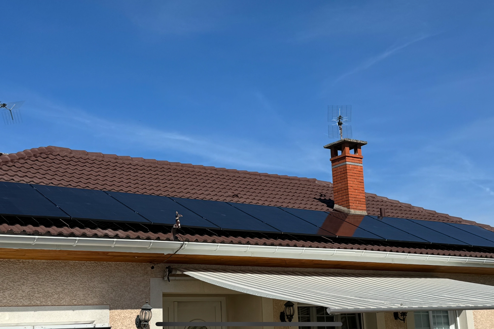 Panneaux solaire noir sur toit de maison