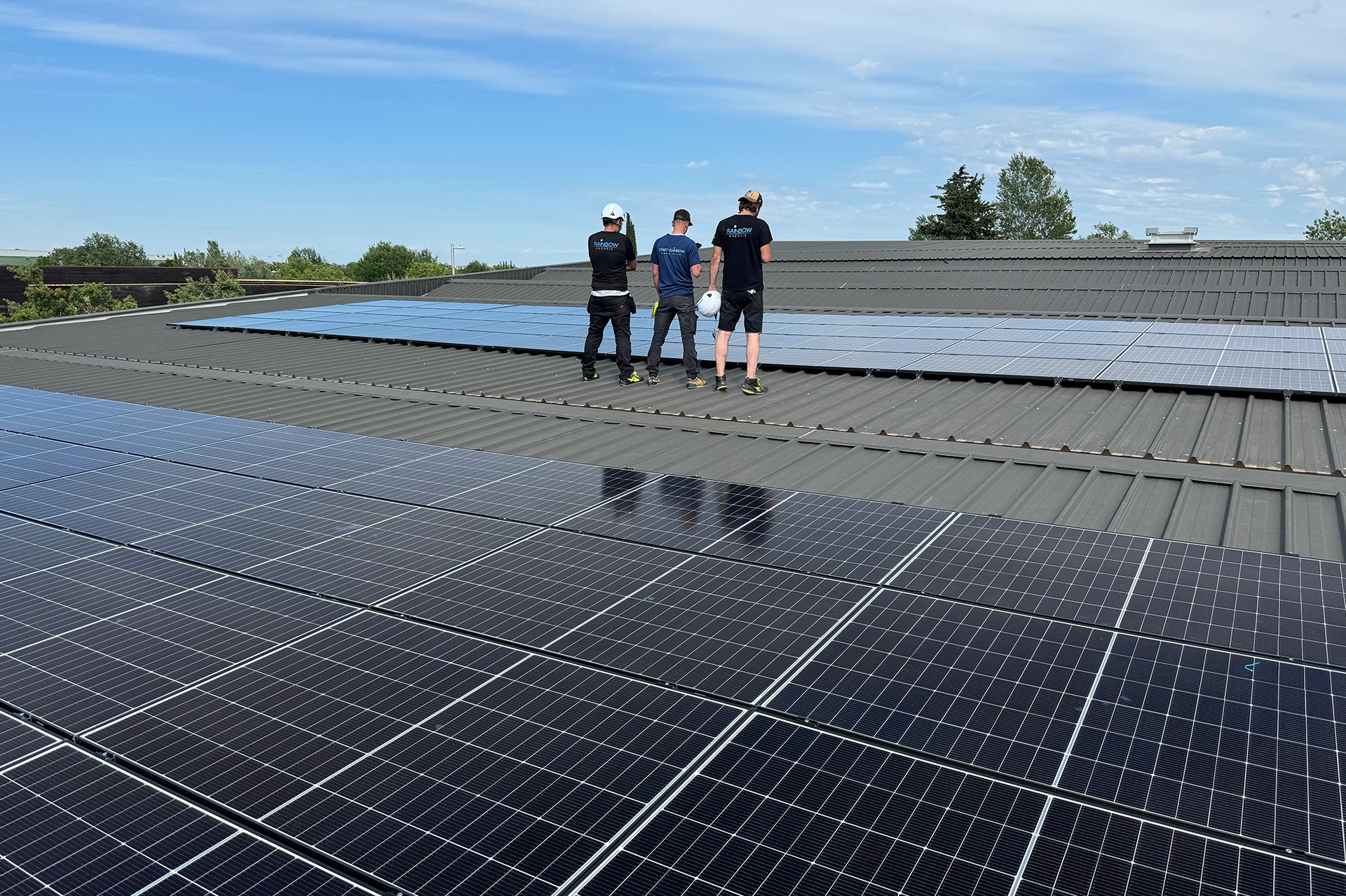 Equipe rainbow energie après pose de panneaux solaire