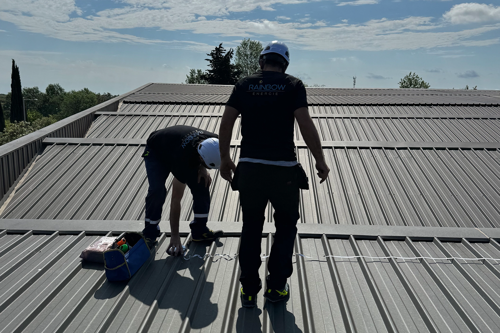 Equipe rainbow energie préparation pose panneaux solaire