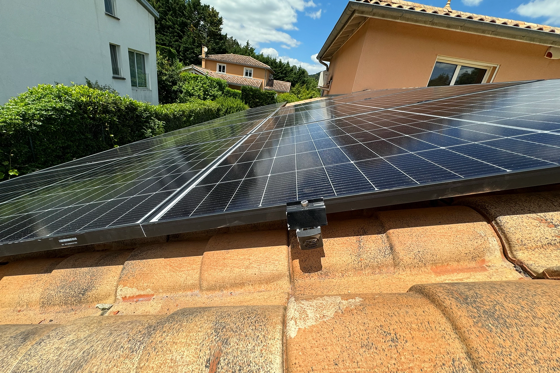 Panneaux solaires en vu du toit