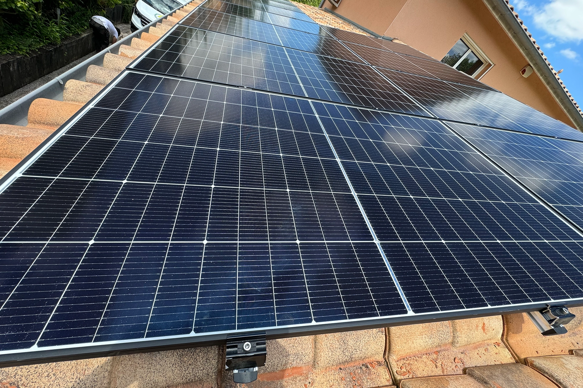 Panneaux solaire sur toit de maison en gros plan