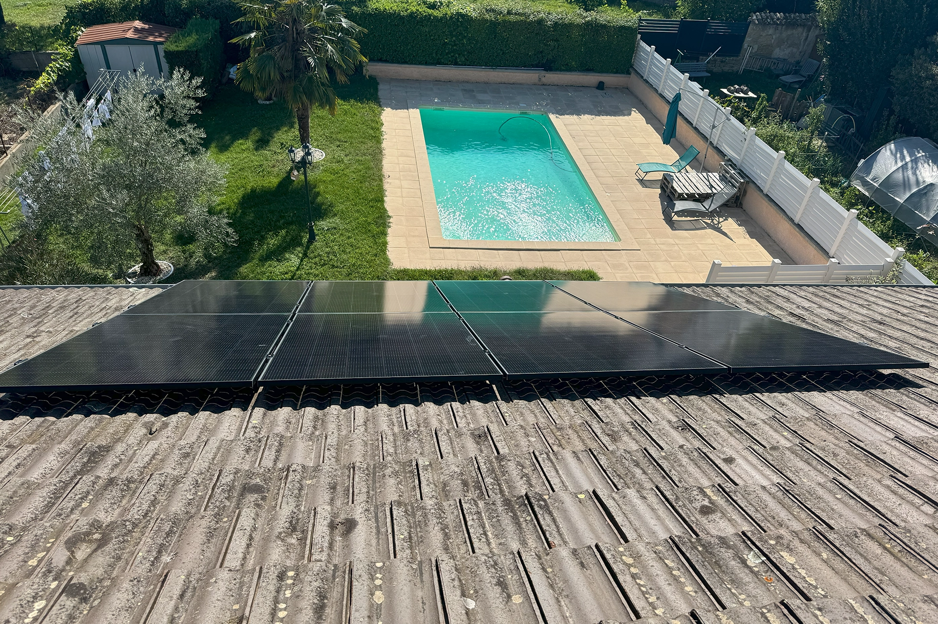 Panneaux solaires avec vu piscine