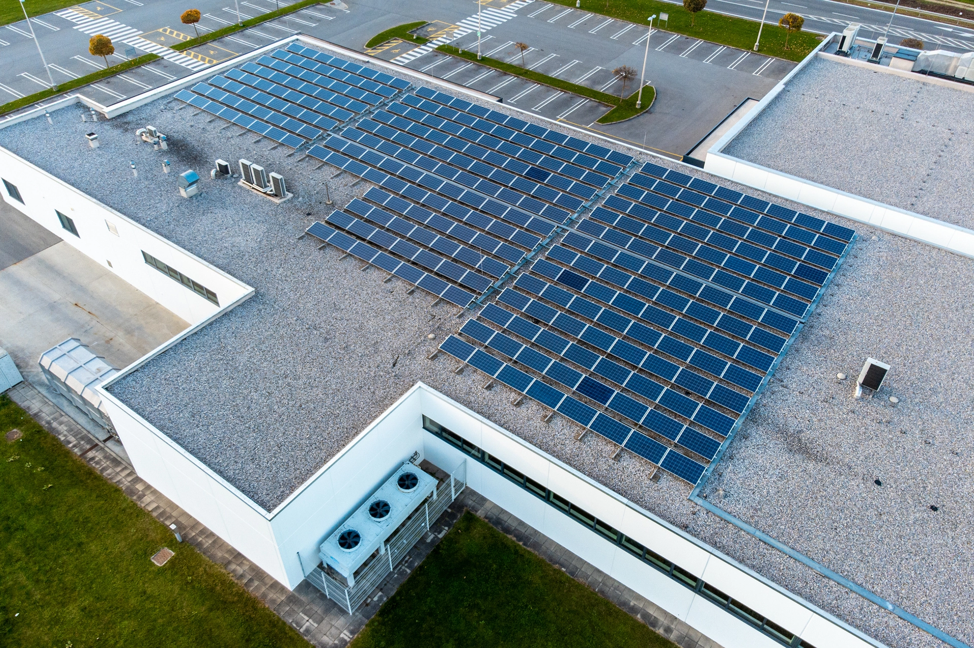 Panneaux solaires sur le toit d'une entreprise
