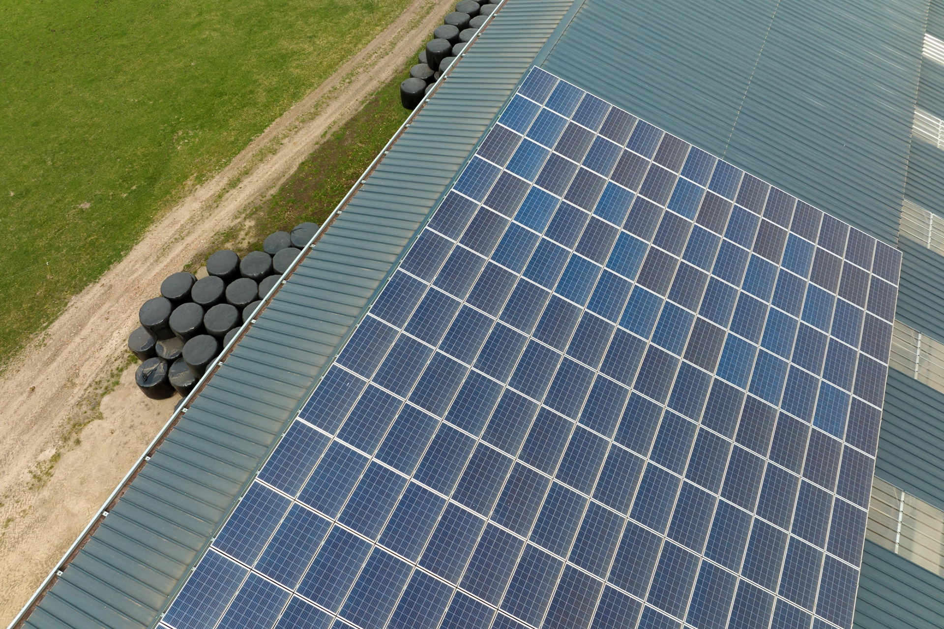 Panneaux solaires sur un entrepot agricole