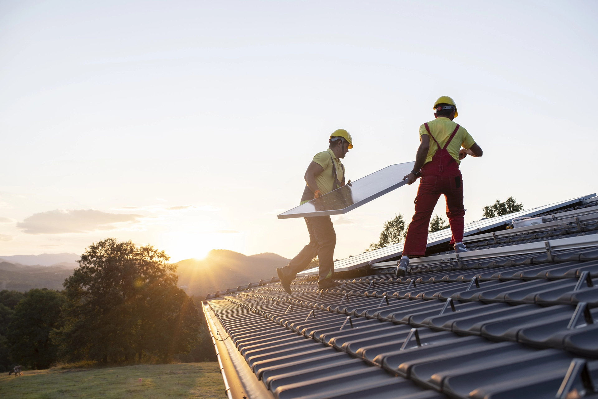 Pose de panneaux solaire par une equipe rainbow energie