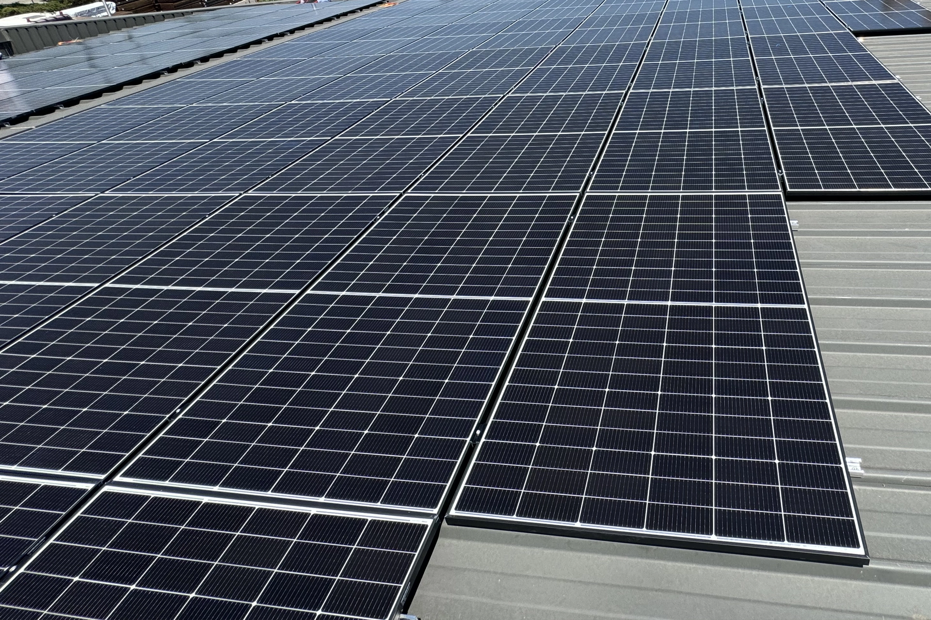Panneaux solaires toit entreprise